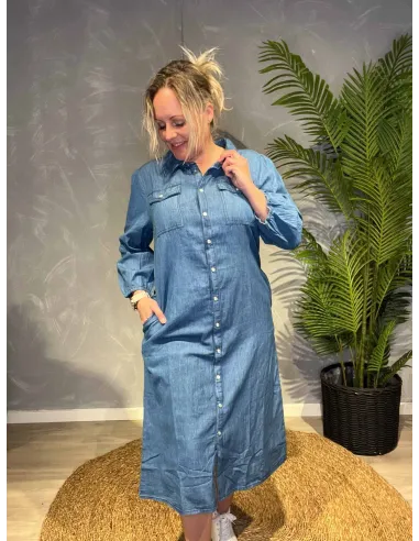 Un Jour skjortekjole i denim blå TENCEL, viser den klassiske pasform og praktiske brystlommer