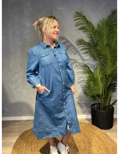 Un Jour skjortekjole i denim blå TENCEL, viser den klassiske pasform og praktiske brystlommer
