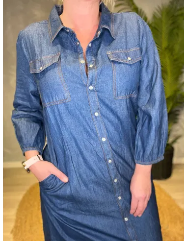 Nærbillede af knapper og lommer på denim skjortekjole – TIPPY