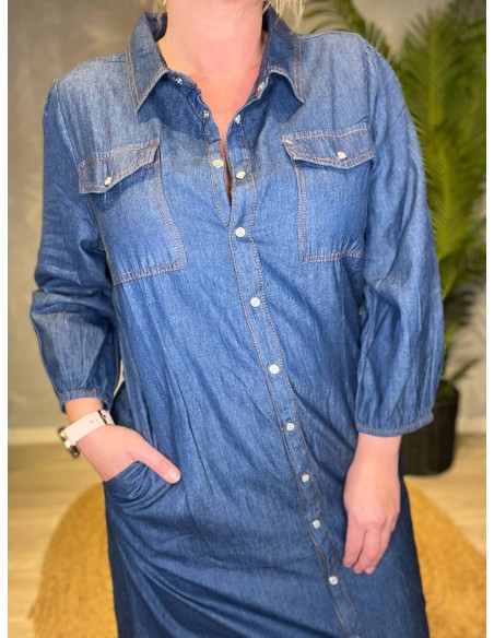 Nærbillede af knapper og lommer på denim skjortekjole – TIPPY
