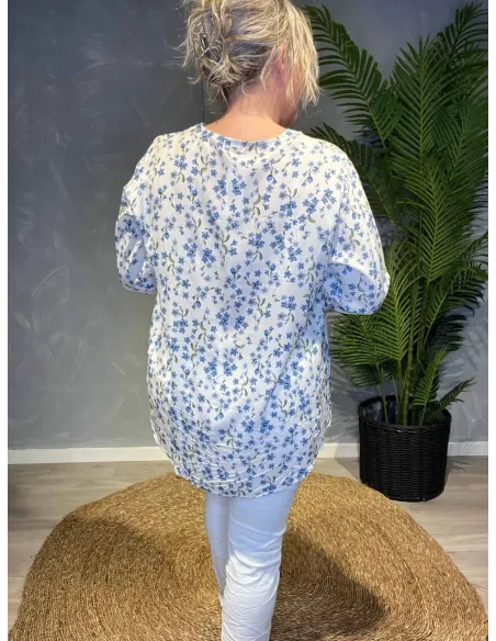 Off-white bluse med blåt blomsterprint, V-hals og lange ærmer i viskose kvalitet, set bagfra