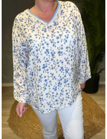 Off-white bluse med blåt blomsterprint, V-hals og lange ærmer i viskose kvalitet