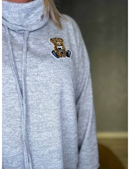 Nærbillede af bamse-detalje på grå bluse – TIPPY