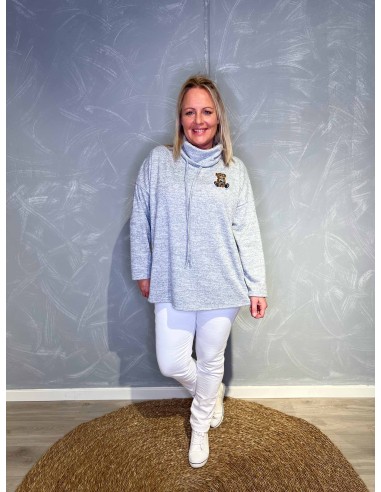 Grå bluse med rullekrave og bamse-detalje – Tippy Collection
