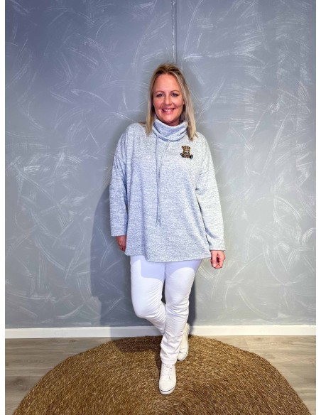 Grå bluse med rullekrave og bamse-detalje – Tippy Collection