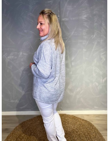 “Bagside af grå rullekravebluse – TIPPY”