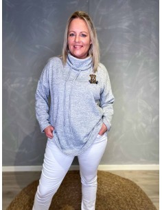 Grå bluse med rullekrave og bamse-detalje – Tippy Collection
