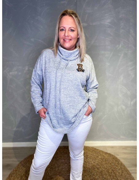 Grå bluse med rullekrave og bamse-detalje – Tippy Collection