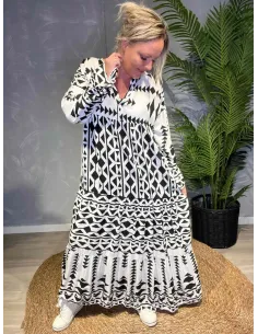 Hvid og sort maxikjole med grafisk azteker-inspireret print, V-halsudskæring, lange ærmer og flæsekant forneden. TIPPY