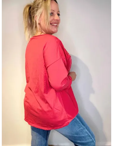 Pink baby fløjl bluse med blomsterdetalje vist på model, vist bagfra