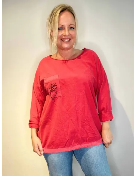 Pink baby fløjl bluse med blomsterdetalje vist på model