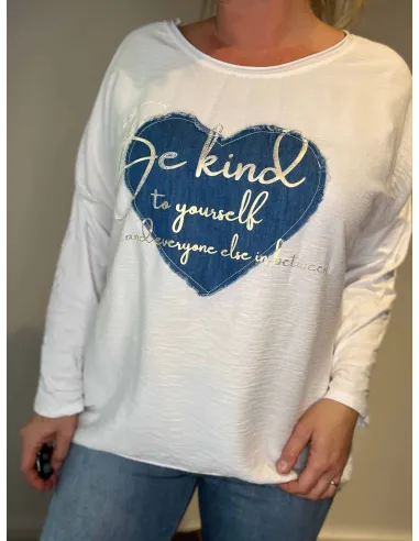 Hvid langærmet bluse med denim hjerte og "Be Kind" sølvprint, casual pasform,vist tæt på for detaljer