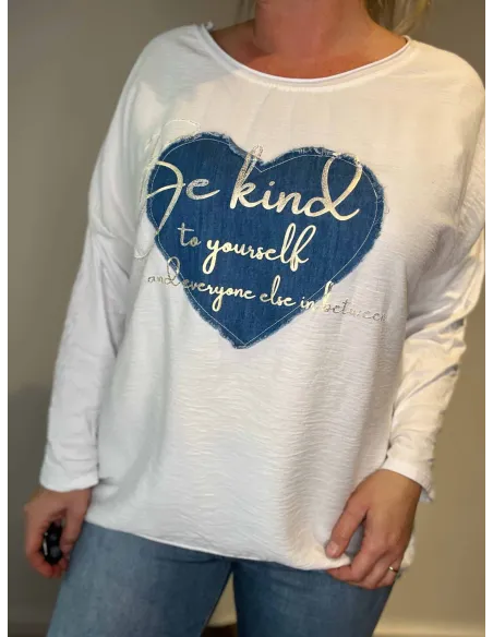 Hvid langærmet bluse med denim hjerte og "Be Kind" sølvprint, casual pasform,vist tæt på for detaljer