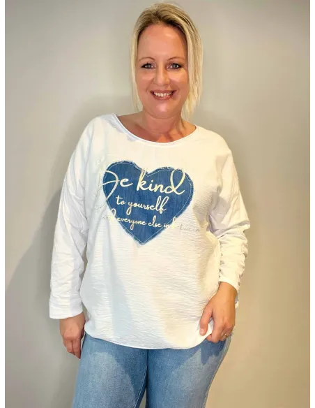 Hvid langærmet bluse med denim hjerte og "Be Kind" sølvprint, casual pasform, perfekt til den modne kvinde