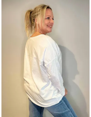 Hvid langærmet bluse med denim hjerte og "Be Kind" sølvprint, casual pasform, vist bagfra