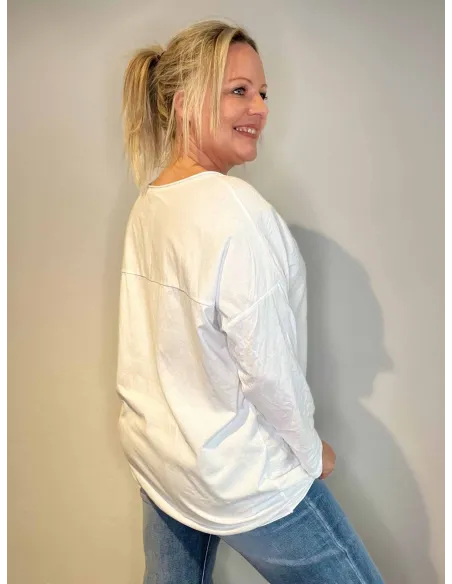 Hvid langærmet bluse med denim hjerte og "Be Kind" sølvprint, casual pasform, vist bagfra