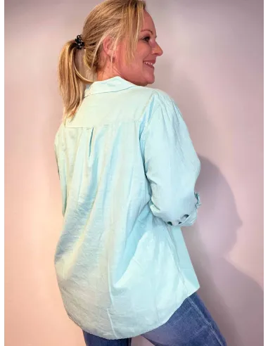 Mint fløjls skjorte-bluse med knapper og opsmøgede ærmer, casual fit med brystlomme, set bagfra - TIPPY