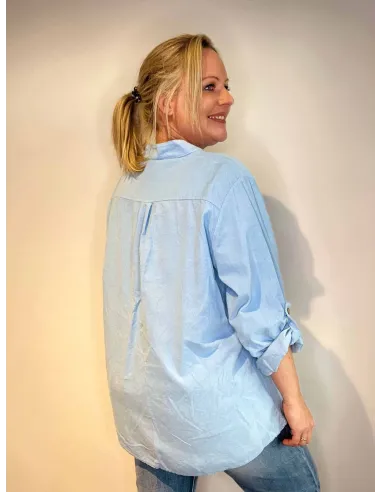 Bagside af sky blå skjorte til kvinder – TIPPY