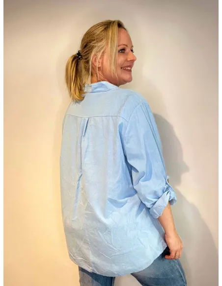 Bagside af sky blå skjorte til kvinder – TIPPY