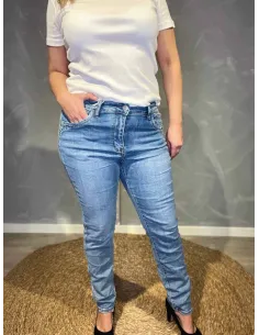 Lyse slim fit jeans fra Karostar stylet med hvid t-shirt, -TIPPY