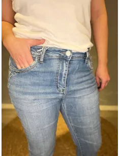 Lyse slim fit jeans fra Karostar stylet med hvid t-shirt, -TIPPY 2