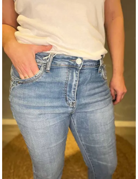 Lyse slim fit jeans fra Karostar stylet med hvid t-shirt, nærbillede af lukning og lommer -TIPPY