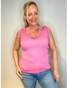 Pink ribstrikket top med bred blondekant ved udskæring