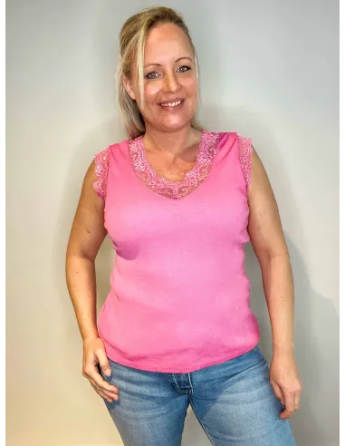 Pink ribstrikket top med bred blondekant ved udskæring