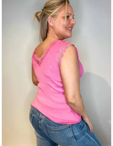 Komplet outfit visning med pink top og jeans, vist bagfra