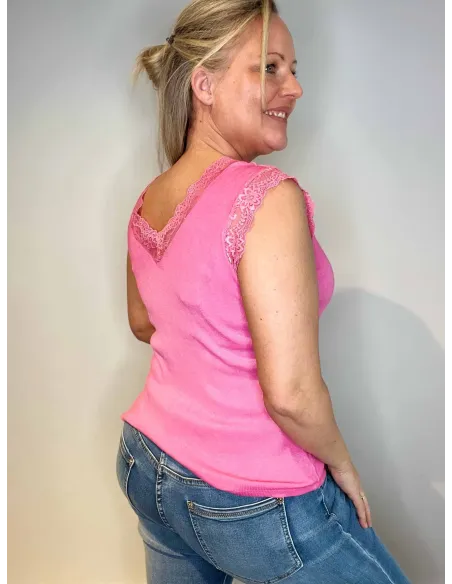 Komplet outfit visning med pink top og jeans, vist bagfra