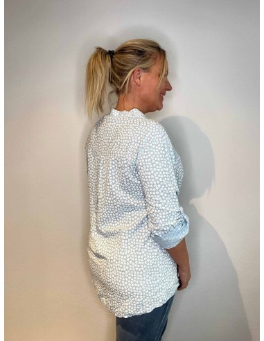 Bagside af sky blå skjorte til kvinder – TIPPY
