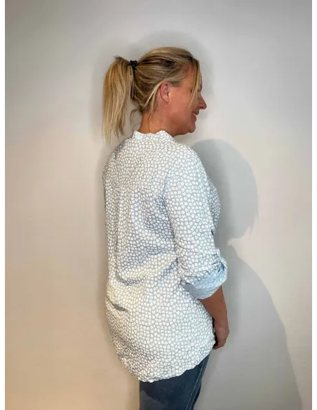 Bagside af sky blå skjorte til kvinder – TIPPY