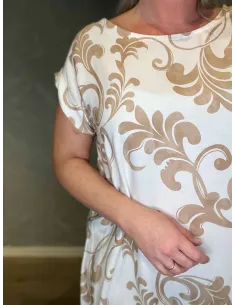 Hvid kjole med beige ornamentprint og flæsekant, fuld figur 2