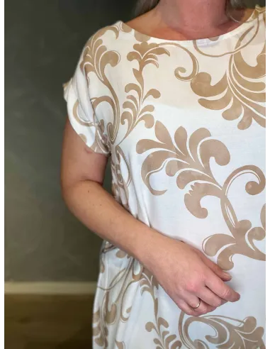 Hvid kjole med beige ornamentprint og flæsekant, detajler
