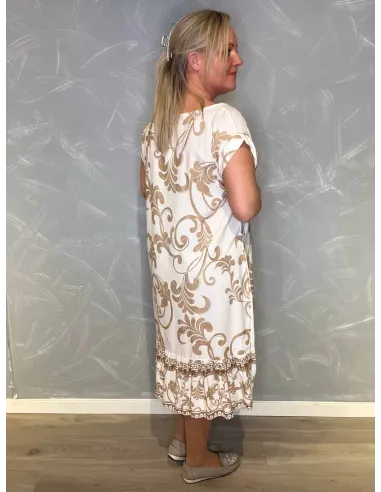 Hvid kjole med beige ornamentprint og flæsekant, bagfra