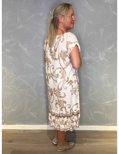 Hvid kjole med beige ornamentprint og flæsekant, bagfra