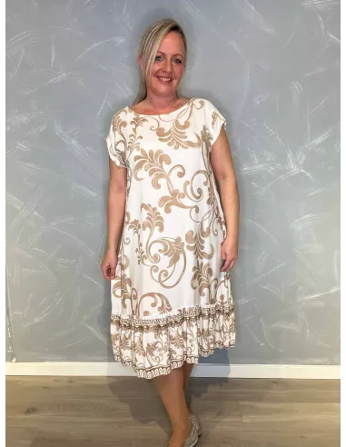Hvid kjole med beige ornamentprint og flæsekant, front