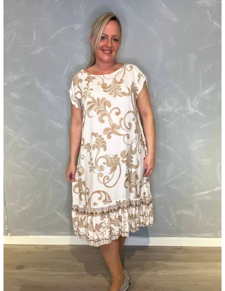 Hvid kjole med beige ornamentprint og flæsekant, front