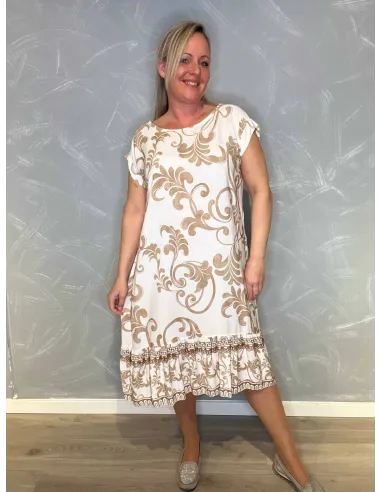 Hvid kjole med beige ornamentprint og flæsekant, fuld figur
