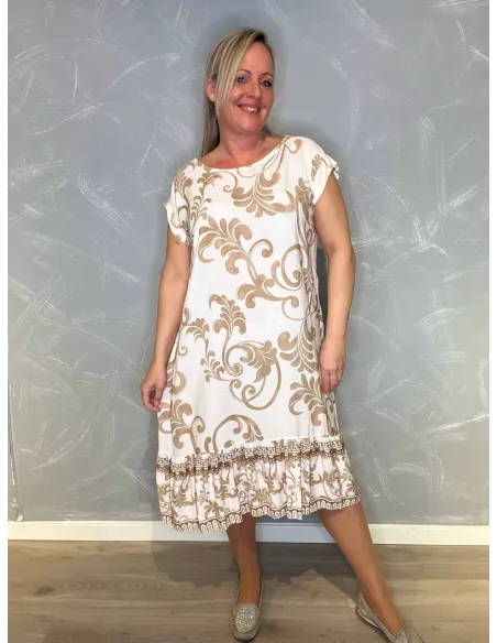 Hvid kjole med beige ornamentprint og flæsekant, fuld figur