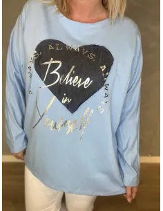 Lyseblå langærmet bomuldsbluse med sort hjerte og guldprint "Believe in Yourself", casual pasform, perfekt til den modne kvinde 2
