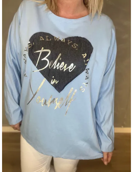 Lyseblå langærmet bomuldsbluse med sort hjerte og guldprint "Believe in Yourself", tæt på for detaljer