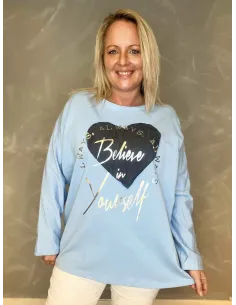 Lyseblå langærmet bomuldsbluse med sort hjerte og guldprint "Believe in Yourself", casual pasform, perfekt til den modne kvinde