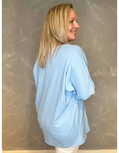 Lyseblå langærmet bomuldsbluse med sort hjerte og guldprint "Believe in Yourself", casual pasform, vist bagfra