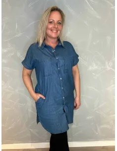 Lang denimskjorte i viskose med trykknapper og brystlommer, viser den oversize pasform