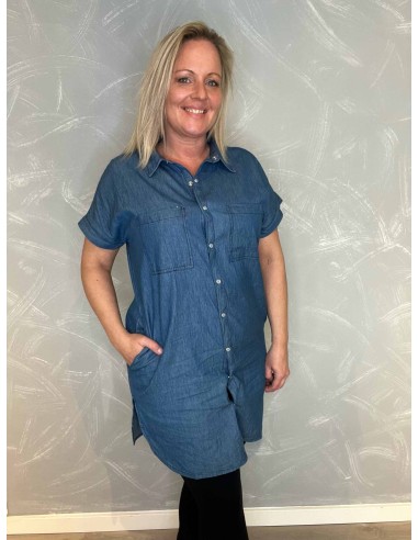 Lang denimskjorte i viskose med trykknapper og brystlommer, viser den oversize pasform