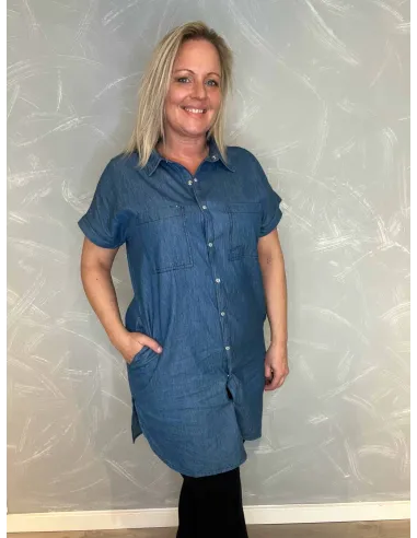Lang denimskjorte i viskose med trykknapper og brystlommer, viser den oversize pasform