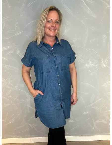 Lang denimskjorte i viskose med trykknapper og brystlommer, viser den oversize pasform