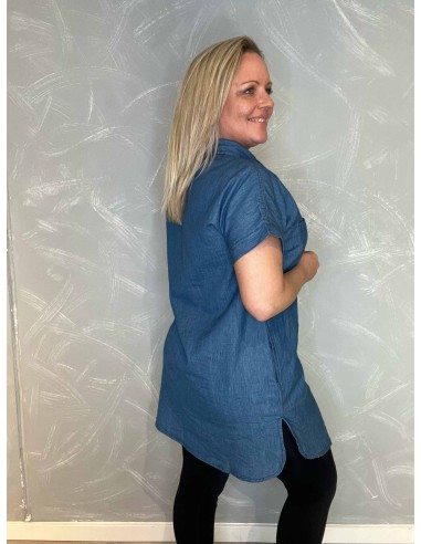 Bagside af den lange denimskjorte, viser det flotte fald og den feminine silhuet, uden inderbluse