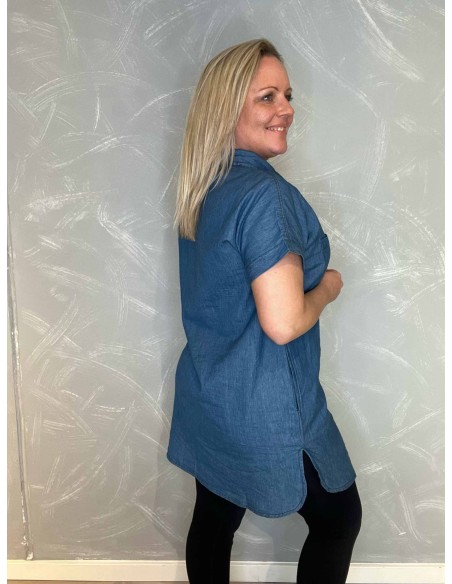 Bagside af den lange denimskjorte, viser det flotte fald og den feminine silhuet, uden inderbluse
